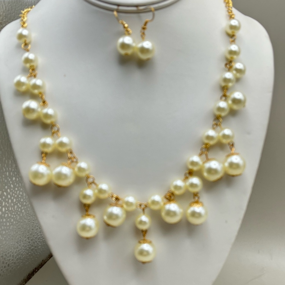 Elegant Gold and Pearl Necklace Set - Picture 2 of 3